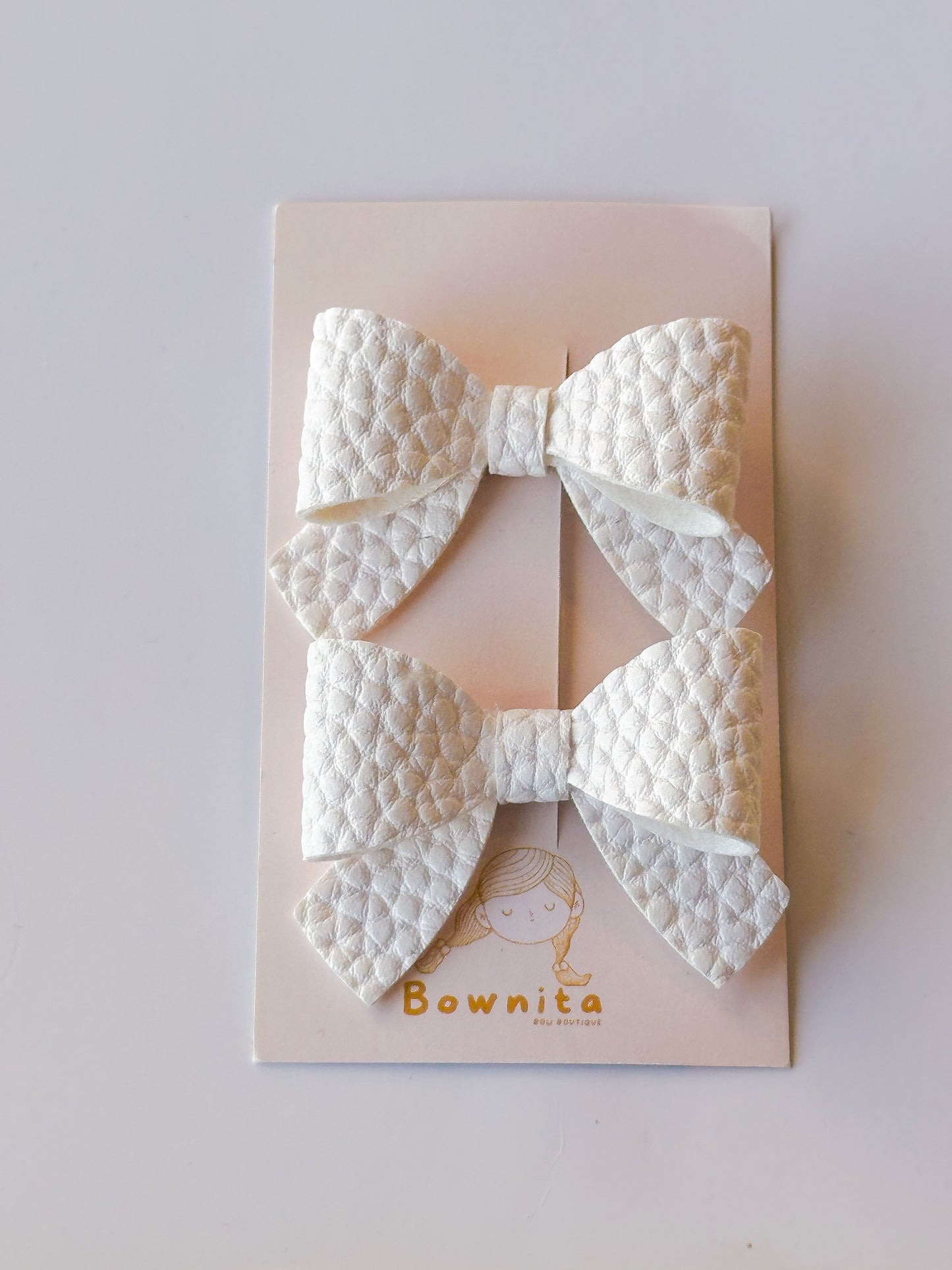 Matte white litchi leather bow set