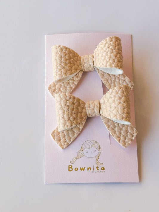 Beige litchi leather bow set