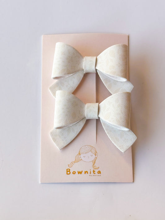 White bloom bow set