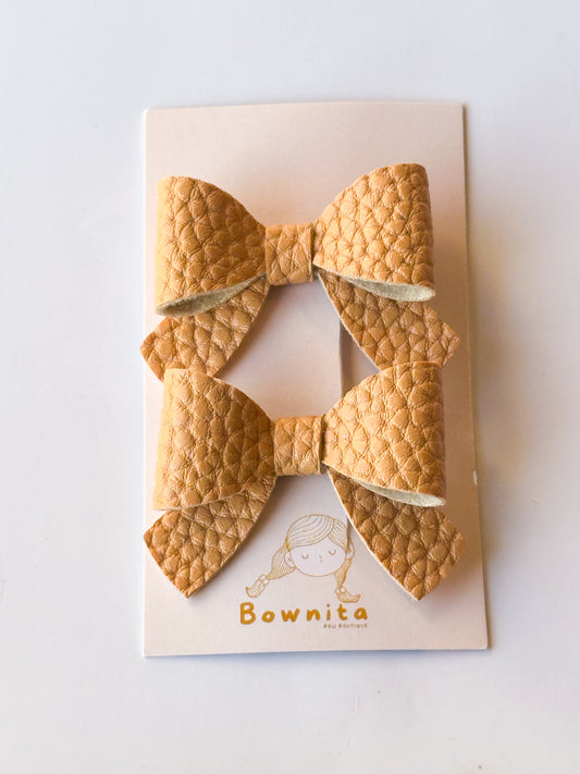 Camel litchi leather bow set