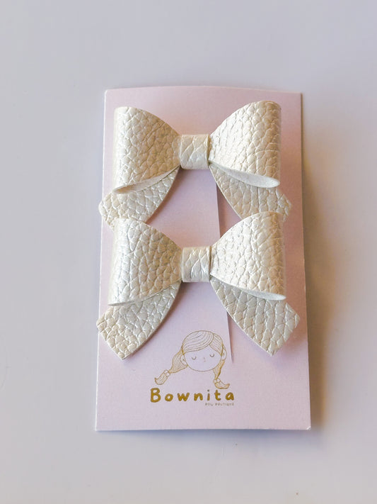 Beige glossy litchi leather bow set