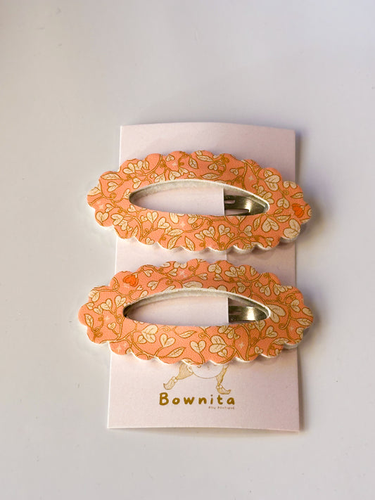 Wild flowers light orange scallop snap clip